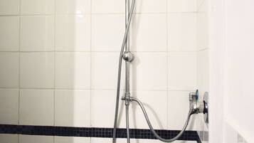 Camera Deluxe | Bagno | Doccia, soffione a pioggia, set di cortesia gratuito, asciugacapelli