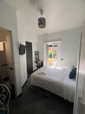 Classic Double Room | Premium bedding, down comforters, memory foam beds, in-room safe - Crudelia's house (Rome)