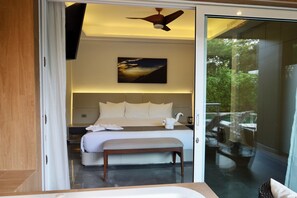 2 bedrooms, desk, WiFi