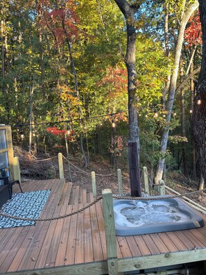 Outdoor spa tub - Brand New Relaxing Mountain Retreat 
 (Talking Rock)