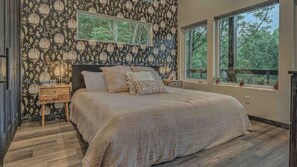 1 bedroom, iron/ironing board, WiFi, bed sheets - Brand New Relaxing Mountain Retreat 
 (Talking Rock)