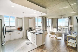 Køleskab, mikrobølgeovn, ovn, kogeplade