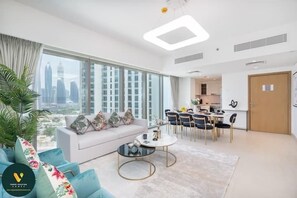 Apartament de luxe | Sala d'estar | Televisor LED de 65 polzades amb canals per satèl·lit
