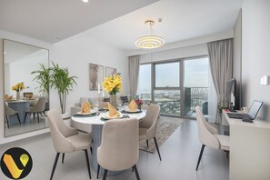 Exclusive-Apartment | Essbereich im Zimmer