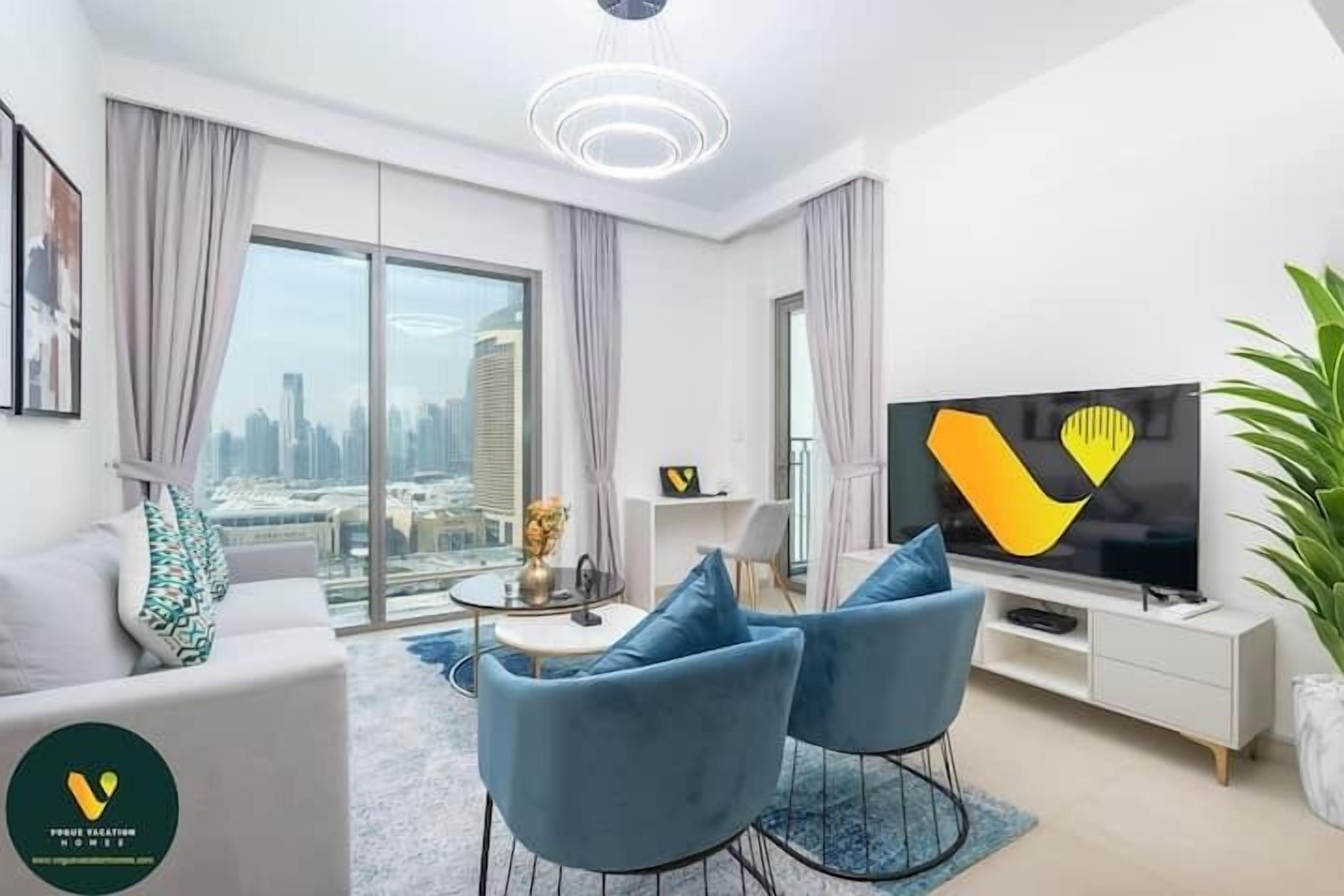 Leilighet – elite | Oppholdsområde | En 65-tommers LED-TV med Parabol-TV