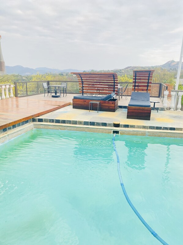 14 outdoor pools - Full Moon Guest House (Mbombela)