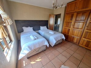 5 bedrooms, iron/ironing board, free WiFi - Full Moon Guest House (Mbombela)