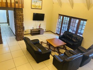 Living area - Full Moon Guest House (Mbombela)