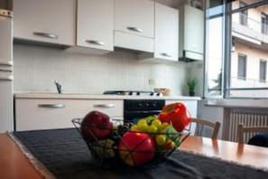Fridge, oven, stovetop, cookware/dishes/utensils - Shakira Apartments (Parma)