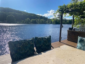 Outdoor dining - Enchanting, romantic and fun river getaway
 (Manchester)