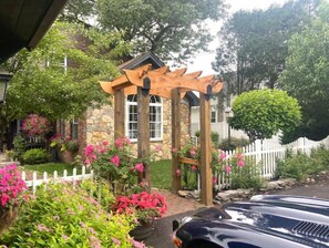 Property grounds - Enchanting, romantic and fun river getaway
 (Manchester)