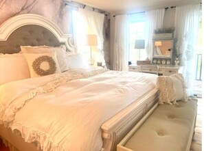 3 bedrooms, desk, iron/ironing board, travel cot - Enchanting, romantic and fun river getaway
 (Manchester)