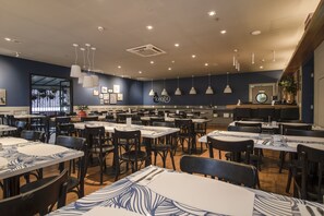 Restaurant - Estúdio Aconchegante, Metrô, Piscina, Sauna, AC (São Paulo)
