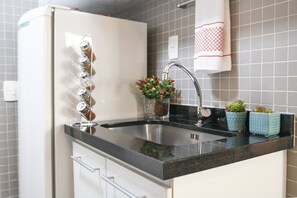 Apartamento | Cozinha privada | Geladeira, micro-ondas, cooktop, talheres/pratos/utensílios de cozinha