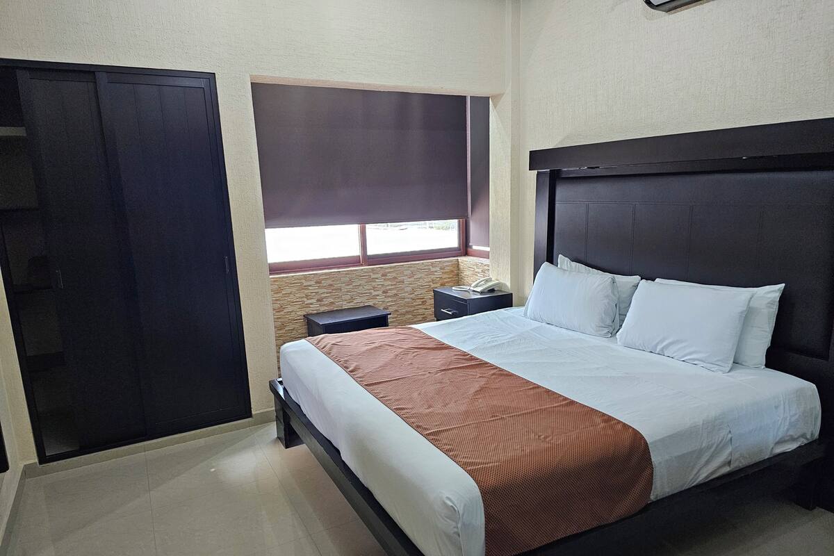 Kamar Deluks, akses difabel, Bebas Asap Rokok | 1 kamar tidur, selimut bulu angsa, dan tirai kedap cahaya