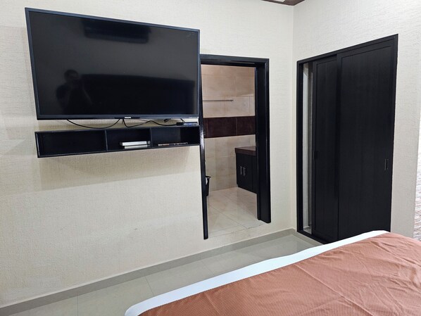 Cubrecamas, cortinas blackout y tabla de planchar con plancha