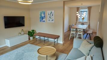 Una Smart TV, un futbolín