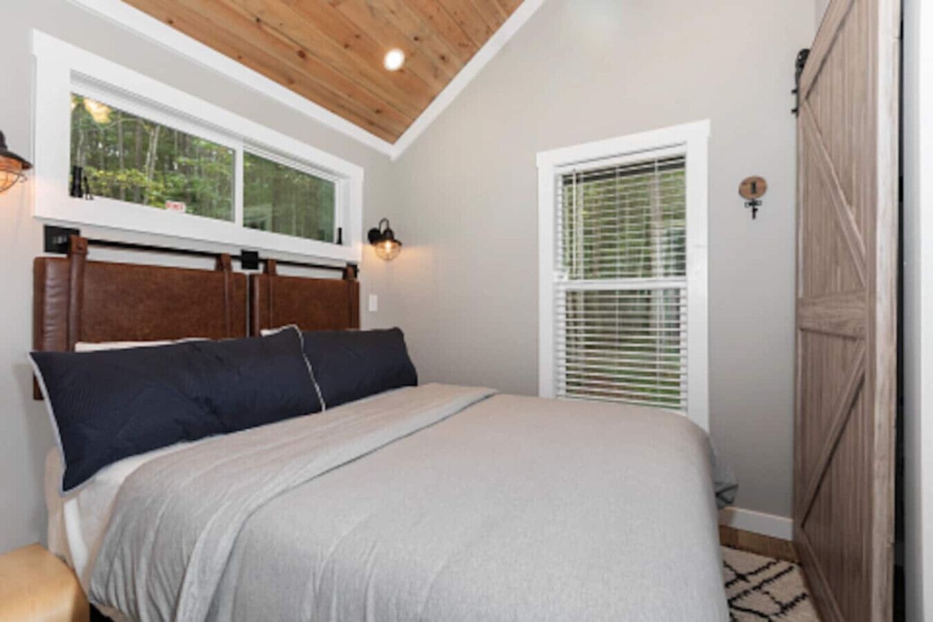 2 bedrooms, desk, iron/ironing board, WiFi