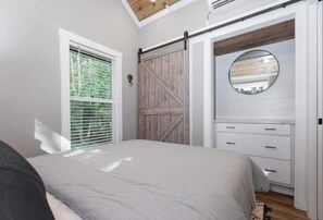 2 bedrooms, desk, iron/ironing board, free WiFi