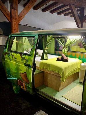 Mobil Karavan Keluarga | 1 kamar tidur, tirai kedap cahaya, kedap suara, dan setrika/meja setrika