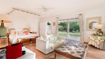 5 chambres, coffres-forts dans les chambres, bureau
