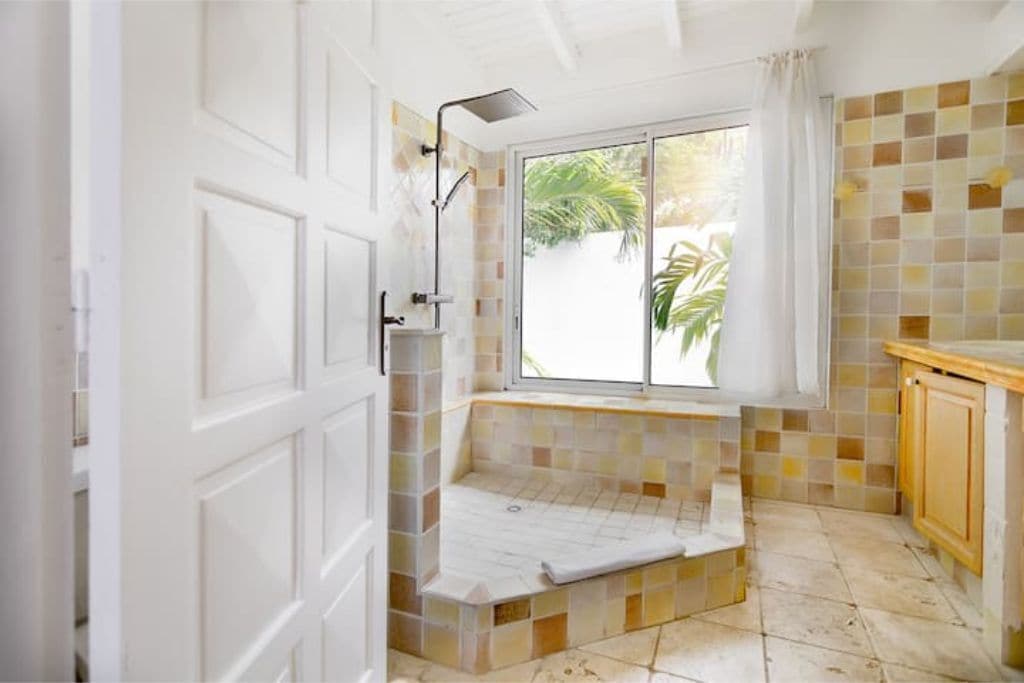 Een douche, een haardroger, een bidet, handdoeken