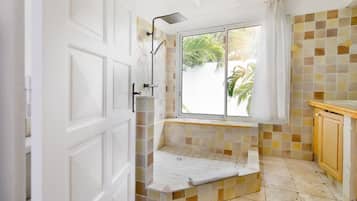 Een douche, een haardroger, een bidet, handdoeken