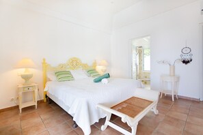 5 chambres, coffres-forts dans les chambres, bureau