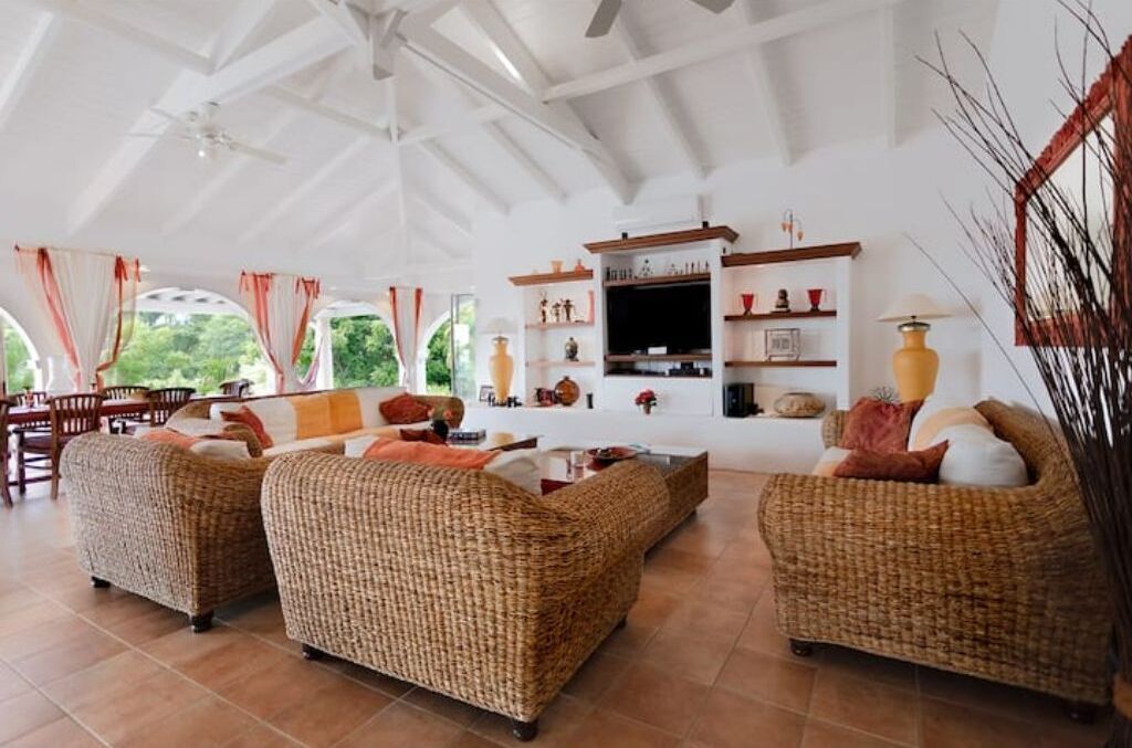 Smart-TV, bordtennis, bøker og stereoanlegg