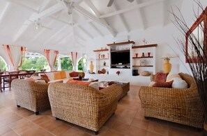 TV connectée, table de tennis de table, livres, chaßne hi-fi