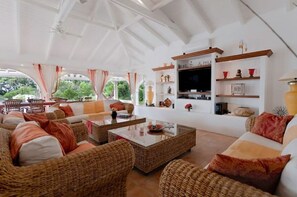 TV connectée, table de tennis de table, livres, chaßne hi-fi