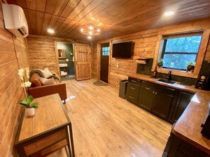 Smart TV - Sticks & Twine great cabin on a working farm on Paris Mountain close to it all (Greenville)