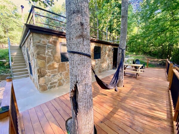 Outdoor dining - Sticks & Twine great cabin on a working farm on Paris Mountain close to it all (Greenville)
