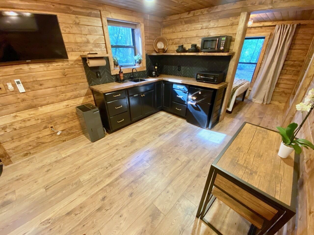 Kühlschrank, Wasserkocher mit Kaffee-/Teezubehör