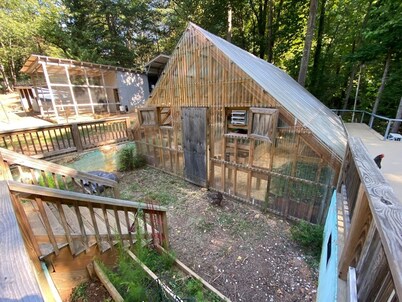 Sticks & Twine great cabin on a working farm on Paris Mountain close to it all
