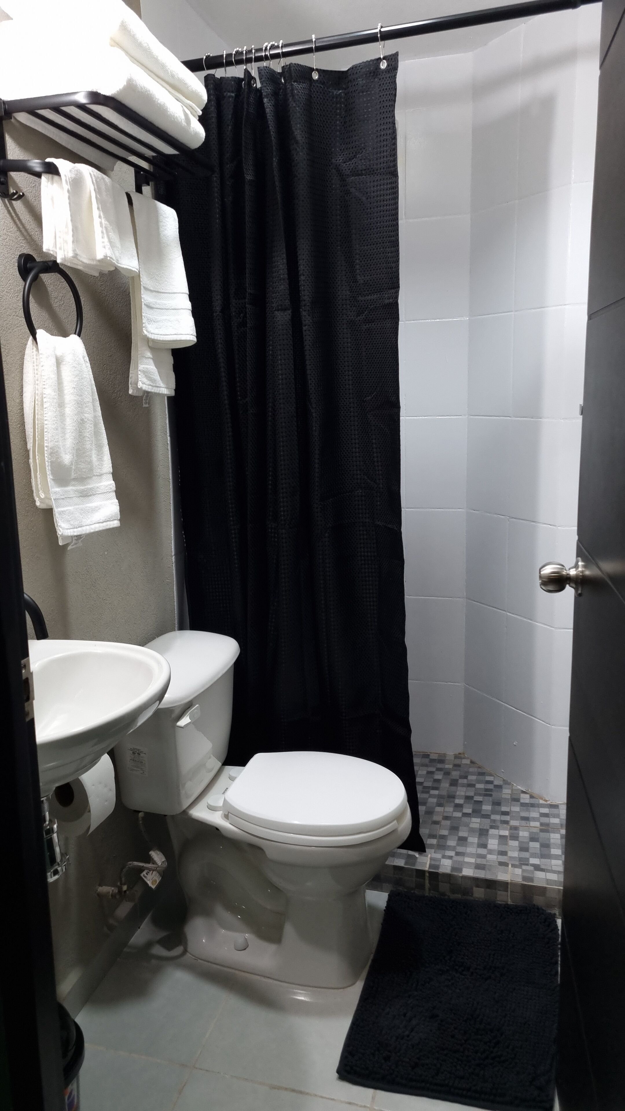 Doccia, asciugamani, sapone, shampoo