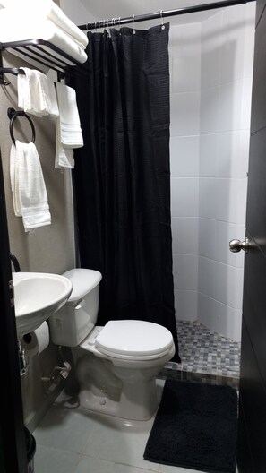 Doccia, asciugamani, sapone, shampoo