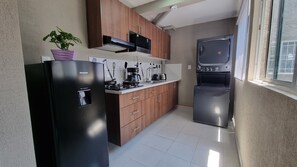 Réfrigérateur, micro-ondes, plaque de cuisson, cafetière/bouilloire