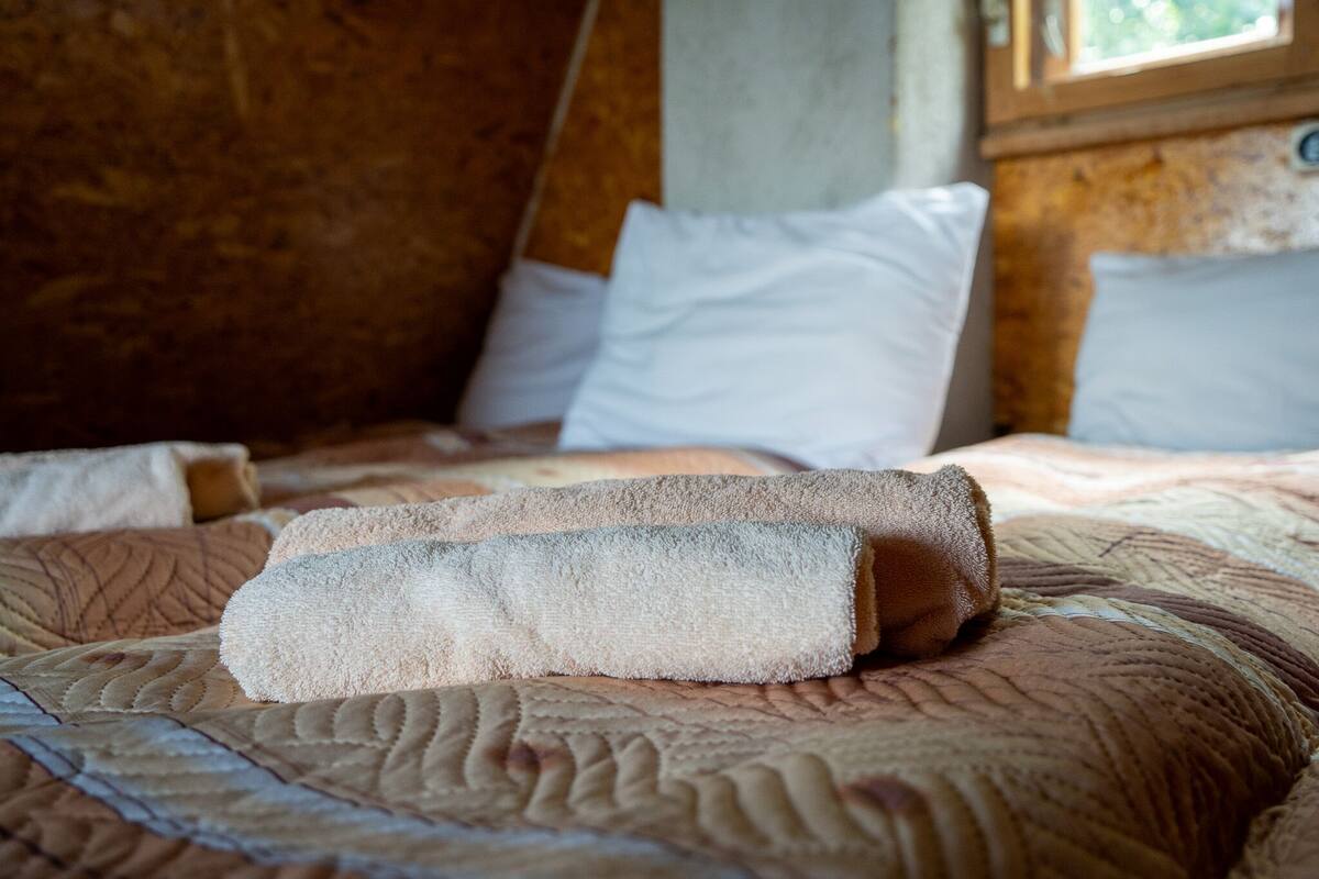 Cabaña | Espacio para trabajar con laptop, wifi gratis y ropa de cama