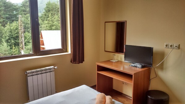 Espacio para trabajar con laptop, wifi gratis y ropa de cama