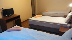 Habitación triple | Espacio para trabajar con laptop, wifi gratis y ropa de cama