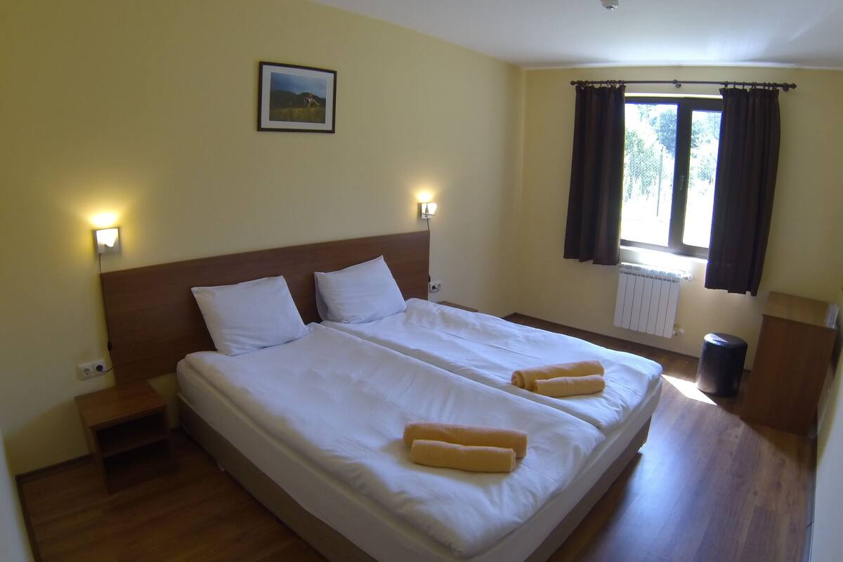 Espacio para trabajar con laptop, wifi gratis y ropa de cama