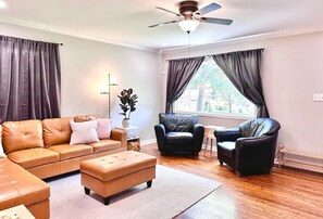 Smart TV, fireplace, books - 6 Mins to Stone Mtn Park, Outdoor Living & Dining (Stone Mountain)