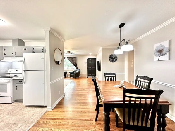 Dining - 6 Mins to Stone Mtn Park, Outdoor Living & Dining (Stone Mountain)