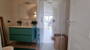 Hair dryer, bidet, soap, toilet paper - Andora Pinamare - Appartamento in Villa con Giardino, Privacy uso Esclusivo (Andora)
