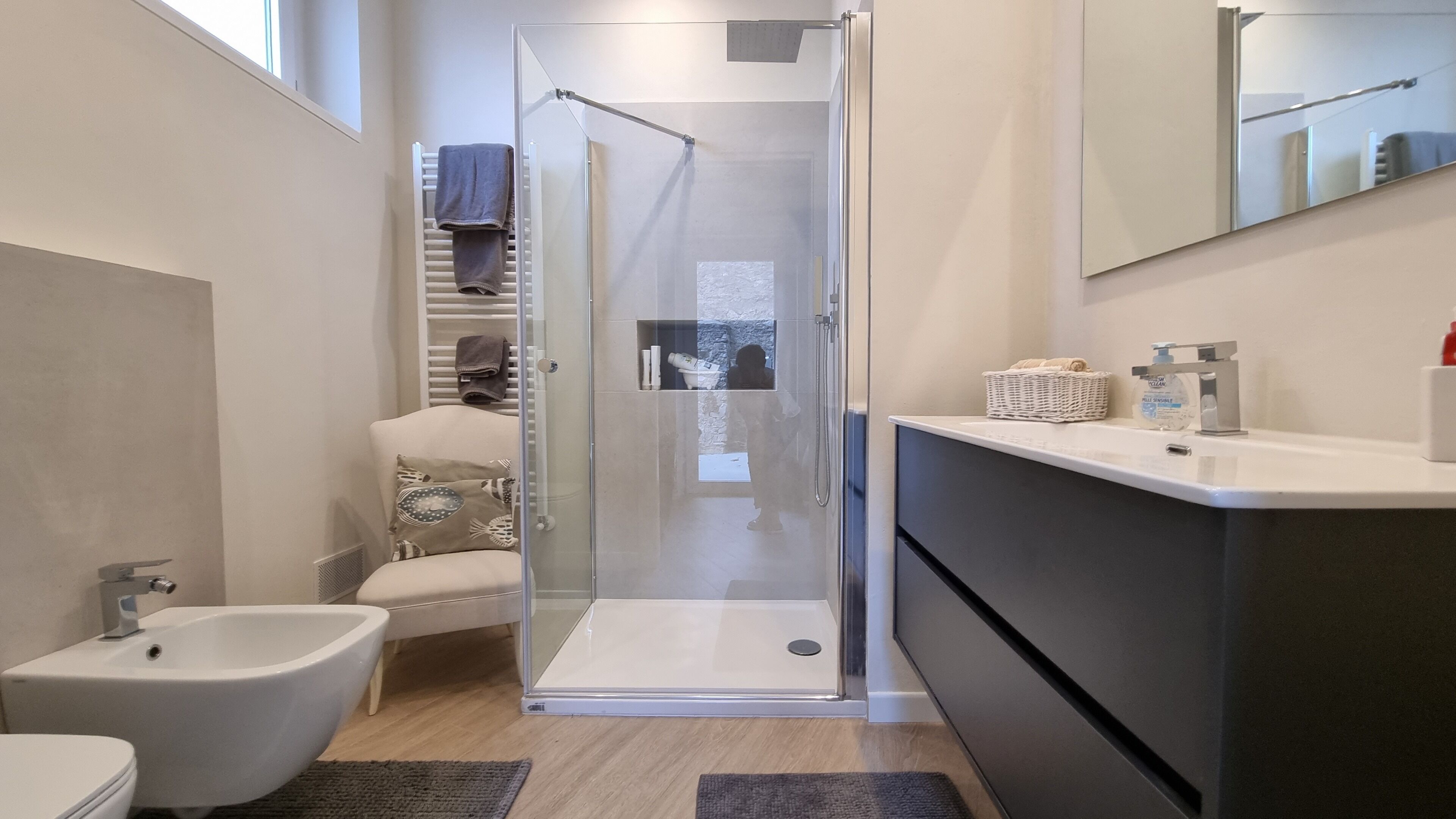 Asciugacapelli, bidet, sapone, carta igienica