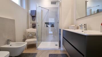Asciugacapelli, bidet, sapone, carta igienica