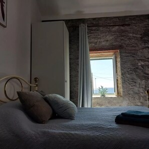 3 bedrooms, desk, iron/ironing board, WiFi