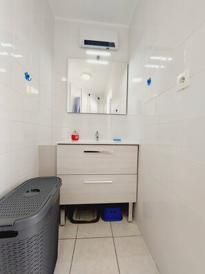 Suihku, hiustenkuivaaja, pyyhkeet, saippua