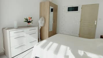 1 chambre, bureau, fer et planche à repasser, lit parapluie